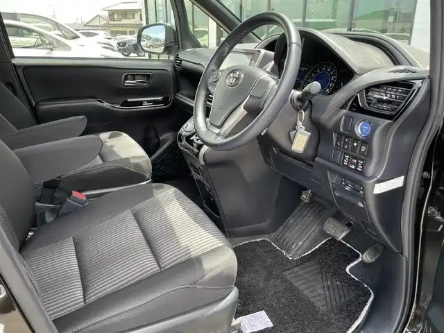 トヨタ ヴォクシー ハイブリッド ZS 煌Ⅱ 香川県 2019(平31)年 2.5万km イナズマスパーキングブラックガラスフレーク 登録時走行距離：24326km/バックカメラ/前方ドライブレコーダー/革巻きステアリング/ステアリングリモコン/クルーズコントロール/前席シートヒーター/ビルトインETC/LEDオートライト/オートハイビーム/電格ウィンカーミラー/両側パワースライド/USB充電/純正16インチアルミホイール/純正マット/スペアキー1本/後部座席サンシェイド/プリクラッシュセーフティー/パーキングサポートブレーキ/スペアキー1本