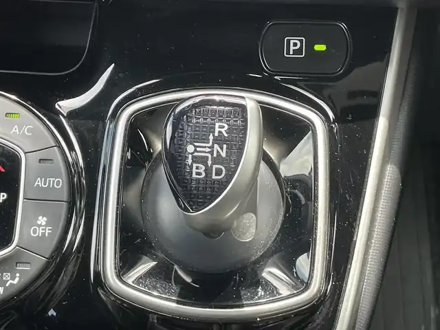 トヨタ ヴォクシー ハイブリッド ZS 煌Ⅱ 香川県 2019(平31)年 2.5万km イナズマスパーキングブラックガラスフレーク 登録時走行距離：24326km/バックカメラ/前方ドライブレコーダー/革巻きステアリング/ステアリングリモコン/クルーズコントロール/前席シートヒーター/ビルトインETC/LEDオートライト/オートハイビーム/電格ウィンカーミラー/両側パワースライド/USB充電/純正16インチアルミホイール/純正マット/スペアキー1本/後部座席サンシェイド/プリクラッシュセーフティー/パーキングサポートブレーキ/スペアキー1本