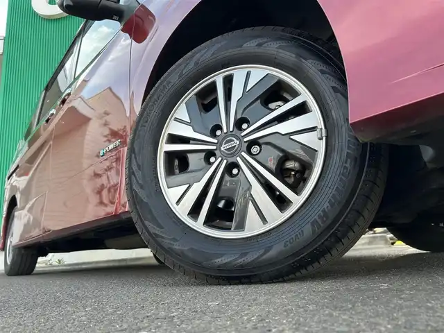 日産 セレナ e－パワー ハイウェイスター V 宮城県 2021(令3)年 4.7万km マルーンレッド 2トーン セーフティパックＡ/・ＳＲＳエアバッグ（サイド/カーテン）/・インテリジェントアラウンドビューモニター/・インテリジェントルームミラー/・ふらつき警報/・ヒーター付ドアミラー/リアオートエアコン/3列目ヒーターダクト/＝＝＝/プロパイロット/インテリジェントエマージェンシーブレーキ/踏み間違い衝突防止アシスト/車線逸脱防止支援システム/車線逸脱警報/後側方衝突防止支援システム/後側方車両検知警報/後退時車両検知警報/標識検知機能/前方衝突予測警報/コーナーセンサー/純正10インチナビ/・CD/DVD/・Bluetooth/・フルセグTV/ETC/ドライブレコーダー/ハンズフリーパワースライドドア（両側）/革巻きステアリング/ステアリングスイッチ/電動パーキングブレーキ/ブレーキホールド/LEDヘッドランプ/フォグランプ/オートライト/スマートキー＆プッシュスタート/スペアキー/電動格納ミラー/純正15インチAW/純正フロアマット/純正ドアバイザー