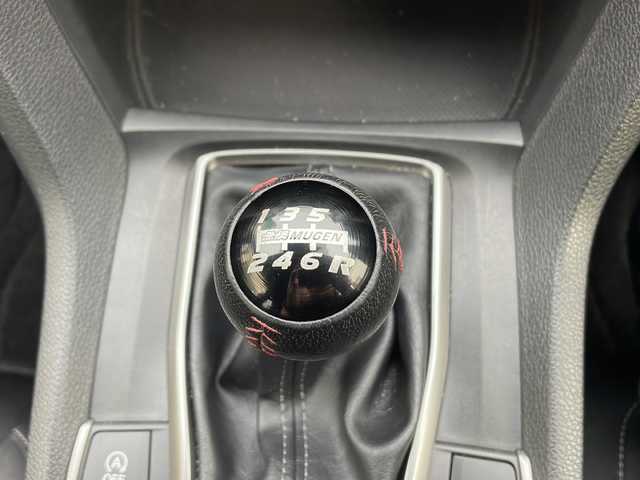 ホンダ シビック ハッチバック ホンダセンシング 山形県 2018(平30)年 7.9万km クリスタルブラックパール ・無限エアロ/・無限ステアリング/・無限シフトノブ/・無限テールレンズ/・ブリッツ車高調ZZ-R/・ブリッツマフラー/・ブリッツエアクリーナー/・HKSブローオフバルブ/・RAYS 18インチアルミ/・スロットルコントローラー/・SDナビ/CD/DVD/フルセグ/ＢＴ/・バックカメラ/・レーダークルーズコントロール/・純正アルミ（スタッドレス装着）車載