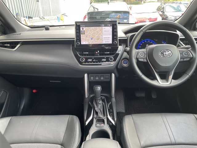 トヨタ カローラ クロス ハイブリッド Z 神奈川県 2023(令5)年 1.3万km アティチュードブラックマイカ ワンオーナー/プッシュスタート/ビルトインETC2.0/前後ドライブレコーダー/アラウンドビュー/クルーズコントロール/コーナーセンサー/車線逸脱防止装置/横滑り防止装置/ブラインドスポットモニター/プリクラッシュ/パワーシート/オートライト/オートハイビーム/電動格納ミラー/LEDライト、フォグライト/パワーバックドア/USB端子