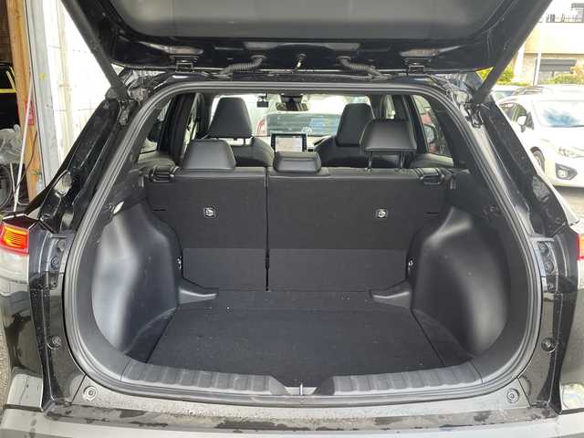 トヨタ カローラ クロス ハイブリッド Z 神奈川県 2023(令5)年 1.3万km アティチュードブラックマイカ ワンオーナー/プッシュスタート/ビルトインETC2.0/前後ドライブレコーダー/アラウンドビュー/クルーズコントロール/コーナーセンサー/車線逸脱防止装置/横滑り防止装置/ブラインドスポットモニター/プリクラッシュ/パワーシート/オートライト/オートハイビーム/電動格納ミラー/LEDライト、フォグライト/パワーバックドア/USB端子