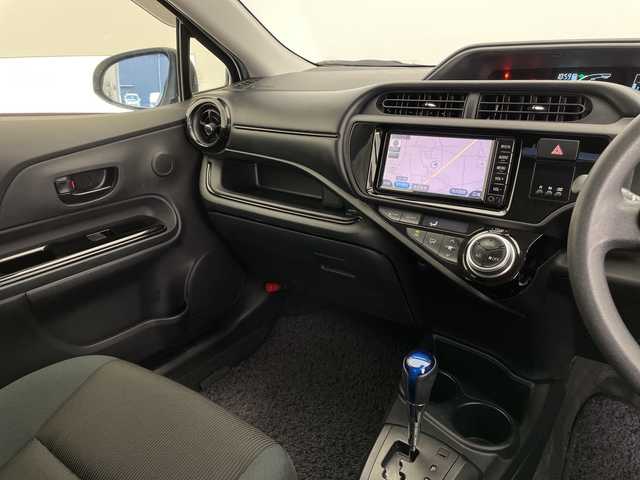 トヨタ アクア S スタイルブラック 長野県 2017(平29)年 7.9万km ライムホワイトパールクリスタルシャイン 純正SDナビ/（ワンセグTV＆CD＆SD＆BL＆AUX＆FM・AM）/バックカメラ/レーンディパーチャーアラート/衝突被害軽減システム/ETC/ステアリングスイッチ/シートヒーター（前席）/純正フロアマット/ドアバイザー/ナノイー/純正ホイールキャップ/電動格納ミラー/ウィンカーミラー/スマートキー/スペアキー１本/取扱説明書