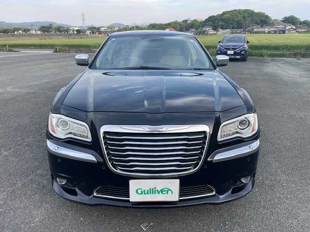 クライスラー ３００ リミテッド+ 福岡県 2014(平26)年 4.4万km 黒 ディーラー車/純正ナビ(CN-Z500D)/CD、USB、BT/バックカメラ/スマートキー/スペアキー/HIDヘッドライト/純正18インチアルミ/フロアマット/取説/保証書