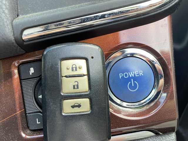 トヨタ クラウン ハイブリッド ロイヤルサルーンG 福岡県 2013(平25)年 9.5万km ホワイトパールクリスタルシャイン メーカーHDDナビ/フルセグTV//CD/DVD/BT/バックカメラ/ベージュ革パワーシート/エアシート/ヒーター/ビルトインETC/リアオートシェード/純正16インチＡＷ/スマートキーｘ２/カードキー/エンジンプッシュスタート/保証書/取扱説明書/スペアキー