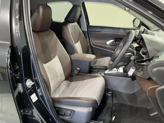 トヨタ ヤリスクロス ハイブリッド Z 愛知県 2021(令3)年 1万km ブラスゴールドメタリック/ブラックマイカ 2トーン 純正８インチナビ/プリクラッシュセーフティ/レーダークルーズコントロール/クリアランスソナー/レーントレーシングアシスト/先行車発進告知/電動パーキングブレーキ/ブレーキホールド/シートヒーター/ハーフレザー/前後ドライブレコーダー/ビルトインＥＴＣ/バックカメラ/USB入力端子/アクセサリーソケット/ＬＥＤヘッドライト/オートハイビーム/ISOFIX/フロアマット/純正18インチアルミホイール