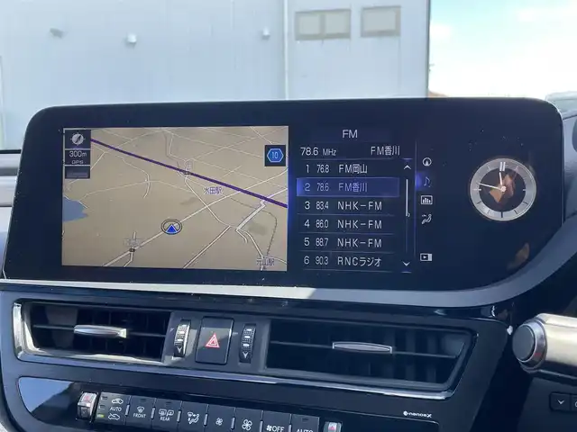 レクサス ＥＳ 300h Fスポーツ 香川県 2021(令3)年 2.9万km ホワイトノーヴァガラスフレーク 登録時走行距離；28909km/サンルーフ/純正ナビ/全方位カメラ/ETC２．０/レクサスセーフティーセンス/・プリクラッシュセーフティー/・レーンディパーチャーアラート/・レーダークルーズコントロール/・オートマチックハイビーム/ブラインドスポットモニター/クリアランスソナー/シートメモリー/パワーシート/シートヒーター/ベンチレーション/革巻きステアリング/ステアリングリモコン/パドルシフト/電動リアゲート/LEDヘッドライト/純正フロアマット/スマートキー