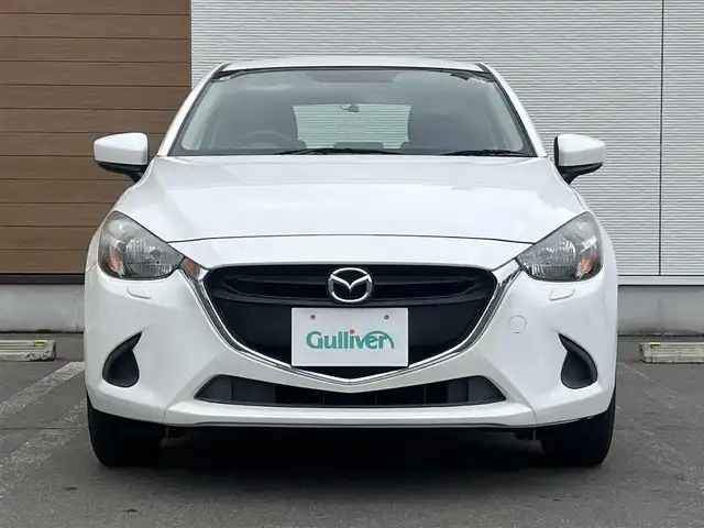 マツダ デミオ 13C 秋田県 2017(平29)年 10.3万km スノーフレイクホワイトパールマイカ ４WD/純正SDナビ（DVD/CD/BT/AM/FM/USB）/フルセグ（走行中視聴不可能）/社外１５インチアルミ（冬タイヤ装着）/スマートキー/アイドリングストップ/プッシュスタート/MTモード付AT/ステアリングスイッチ/ETC/純正フロアマット/パワーステアリング/パワーウィンドウ/ヘッドライトレベライザー/横滑り防止/盗難防止装置/寒冷地仕様/電動格納ウィンカーミラー/保証書/取扱説明書/記録簿