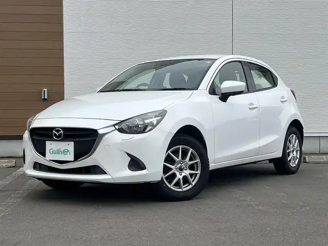 マツダ デミオ 13C 秋田県 2017(平29)年 10.3万km スノーフレイクホワイトパールマイカ ４WD/純正SDナビ（DVD/CD/BT/AM/FM/USB）/フルセグ（走行中視聴不可能）/社外１５インチアルミ（冬タイヤ装着）/スマートキー/アイドリングストップ/プッシュスタート/MTモード付AT/ステアリングスイッチ/ETC/純正フロアマット/パワーステアリング/パワーウィンドウ/ヘッドライトレベライザー/横滑り防止/盗難防止装置/寒冷地仕様/電動格納ウィンカーミラー/保証書/取扱説明書/記録簿