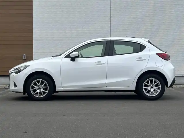 マツダ デミオ 13C 秋田県 2017(平29)年 10.3万km スノーフレイクホワイトパールマイカ ４WD/純正SDナビ（DVD/CD/BT/AM/FM/USB）/フルセグ（走行中視聴不可能）/社外１５インチアルミ（冬タイヤ装着）/スマートキー/アイドリングストップ/プッシュスタート/MTモード付AT/ステアリングスイッチ/ETC/純正フロアマット/パワーステアリング/パワーウィンドウ/ヘッドライトレベライザー/横滑り防止/盗難防止装置/寒冷地仕様/電動格納ウィンカーミラー/保証書/取扱説明書/記録簿