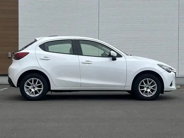 マツダ デミオ 13C 秋田県 2017(平29)年 10.3万km スノーフレイクホワイトパールマイカ ４WD/純正SDナビ（DVD/CD/BT/AM/FM/USB）/フルセグ（走行中視聴不可能）/社外１５インチアルミ（冬タイヤ装着）/スマートキー/アイドリングストップ/プッシュスタート/MTモード付AT/ステアリングスイッチ/ETC/純正フロアマット/パワーステアリング/パワーウィンドウ/ヘッドライトレベライザー/横滑り防止/盗難防止装置/寒冷地仕様/電動格納ウィンカーミラー/保証書/取扱説明書/記録簿