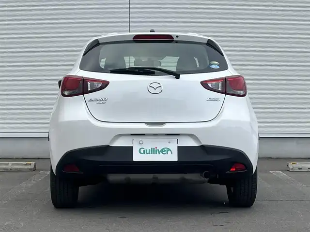 マツダ デミオ 13C 秋田県 2017(平29)年 10.3万km スノーフレイクホワイトパールマイカ ４WD/純正SDナビ（DVD/CD/BT/AM/FM/USB）/フルセグ（走行中視聴不可能）/社外１５インチアルミ（冬タイヤ装着）/スマートキー/アイドリングストップ/プッシュスタート/MTモード付AT/ステアリングスイッチ/ETC/純正フロアマット/パワーステアリング/パワーウィンドウ/ヘッドライトレベライザー/横滑り防止/盗難防止装置/寒冷地仕様/電動格納ウィンカーミラー/保証書/取扱説明書/記録簿