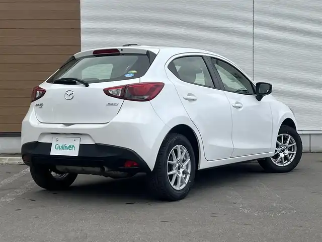 マツダ デミオ 13C 秋田県 2017(平29)年 10.3万km スノーフレイクホワイトパールマイカ ４WD/純正SDナビ（DVD/CD/BT/AM/FM/USB）/フルセグ（走行中視聴不可能）/社外１５インチアルミ（冬タイヤ装着）/スマートキー/アイドリングストップ/プッシュスタート/MTモード付AT/ステアリングスイッチ/ETC/純正フロアマット/パワーステアリング/パワーウィンドウ/ヘッドライトレベライザー/横滑り防止/盗難防止装置/寒冷地仕様/電動格納ウィンカーミラー/保証書/取扱説明書/記録簿