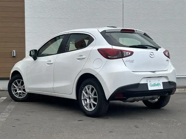 マツダ デミオ 13C 秋田県 2017(平29)年 10.3万km スノーフレイクホワイトパールマイカ ４WD/純正SDナビ（DVD/CD/BT/AM/FM/USB）/フルセグ（走行中視聴不可能）/社外１５インチアルミ（冬タイヤ装着）/スマートキー/アイドリングストップ/プッシュスタート/MTモード付AT/ステアリングスイッチ/ETC/純正フロアマット/パワーステアリング/パワーウィンドウ/ヘッドライトレベライザー/横滑り防止/盗難防止装置/寒冷地仕様/電動格納ウィンカーミラー/保証書/取扱説明書/記録簿