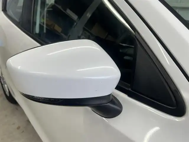 マツダ デミオ 13C 秋田県 2017(平29)年 10.3万km スノーフレイクホワイトパールマイカ ４WD/純正SDナビ（DVD/CD/BT/AM/FM/USB）/フルセグ（走行中視聴不可能）/社外１５インチアルミ（冬タイヤ装着）/スマートキー/アイドリングストップ/プッシュスタート/MTモード付AT/ステアリングスイッチ/ETC/純正フロアマット/パワーステアリング/パワーウィンドウ/ヘッドライトレベライザー/横滑り防止/盗難防止装置/寒冷地仕様/電動格納ウィンカーミラー/保証書/取扱説明書/記録簿