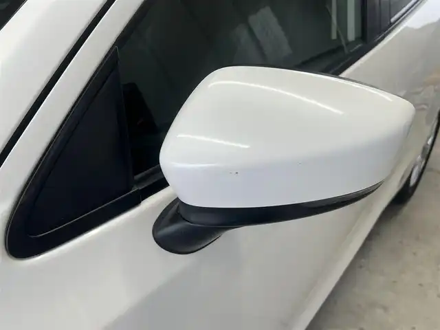 マツダ デミオ 13C 秋田県 2017(平29)年 10.3万km スノーフレイクホワイトパールマイカ ４WD/純正SDナビ（DVD/CD/BT/AM/FM/USB）/フルセグ（走行中視聴不可能）/社外１５インチアルミ（冬タイヤ装着）/スマートキー/アイドリングストップ/プッシュスタート/MTモード付AT/ステアリングスイッチ/ETC/純正フロアマット/パワーステアリング/パワーウィンドウ/ヘッドライトレベライザー/横滑り防止/盗難防止装置/寒冷地仕様/電動格納ウィンカーミラー/保証書/取扱説明書/記録簿