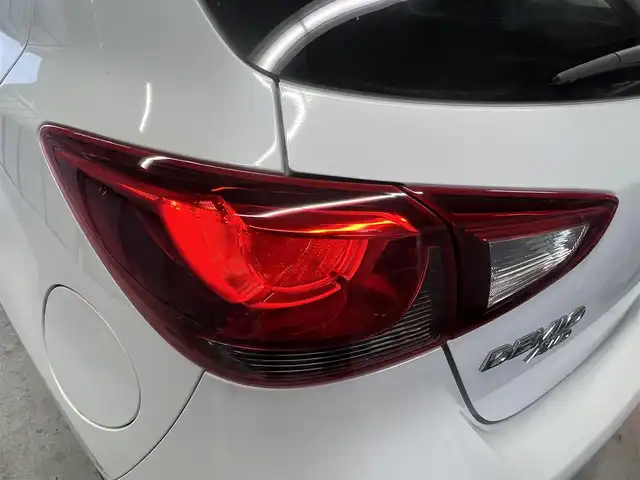 マツダ デミオ 13C 秋田県 2017(平29)年 10.3万km スノーフレイクホワイトパールマイカ ４WD/純正SDナビ（DVD/CD/BT/AM/FM/USB）/フルセグ（走行中視聴不可能）/社外１５インチアルミ（冬タイヤ装着）/スマートキー/アイドリングストップ/プッシュスタート/MTモード付AT/ステアリングスイッチ/ETC/純正フロアマット/パワーステアリング/パワーウィンドウ/ヘッドライトレベライザー/横滑り防止/盗難防止装置/寒冷地仕様/電動格納ウィンカーミラー/保証書/取扱説明書/記録簿