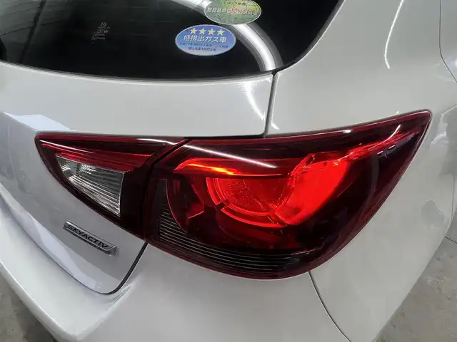 マツダ デミオ 13C 秋田県 2017(平29)年 10.3万km スノーフレイクホワイトパールマイカ ４WD/純正SDナビ（DVD/CD/BT/AM/FM/USB）/フルセグ（走行中視聴不可能）/社外１５インチアルミ（冬タイヤ装着）/スマートキー/アイドリングストップ/プッシュスタート/MTモード付AT/ステアリングスイッチ/ETC/純正フロアマット/パワーステアリング/パワーウィンドウ/ヘッドライトレベライザー/横滑り防止/盗難防止装置/寒冷地仕様/電動格納ウィンカーミラー/保証書/取扱説明書/記録簿