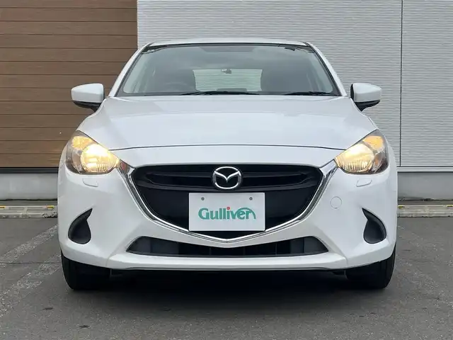 マツダ デミオ 13C 秋田県 2017(平29)年 10.3万km スノーフレイクホワイトパールマイカ ４WD/純正SDナビ（DVD/CD/BT/AM/FM/USB）/フルセグ（走行中視聴不可能）/社外１５インチアルミ（冬タイヤ装着）/スマートキー/アイドリングストップ/プッシュスタート/MTモード付AT/ステアリングスイッチ/ETC/純正フロアマット/パワーステアリング/パワーウィンドウ/ヘッドライトレベライザー/横滑り防止/盗難防止装置/寒冷地仕様/電動格納ウィンカーミラー/保証書/取扱説明書/記録簿