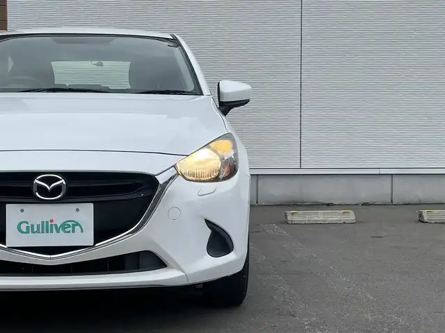 マツダ デミオ 13C 秋田県 2017(平29)年 10.3万km スノーフレイクホワイトパールマイカ ４WD/純正SDナビ（DVD/CD/BT/AM/FM/USB）/フルセグ（走行中視聴不可能）/社外１５インチアルミ（冬タイヤ装着）/スマートキー/アイドリングストップ/プッシュスタート/MTモード付AT/ステアリングスイッチ/ETC/純正フロアマット/パワーステアリング/パワーウィンドウ/ヘッドライトレベライザー/横滑り防止/盗難防止装置/寒冷地仕様/電動格納ウィンカーミラー/保証書/取扱説明書/記録簿