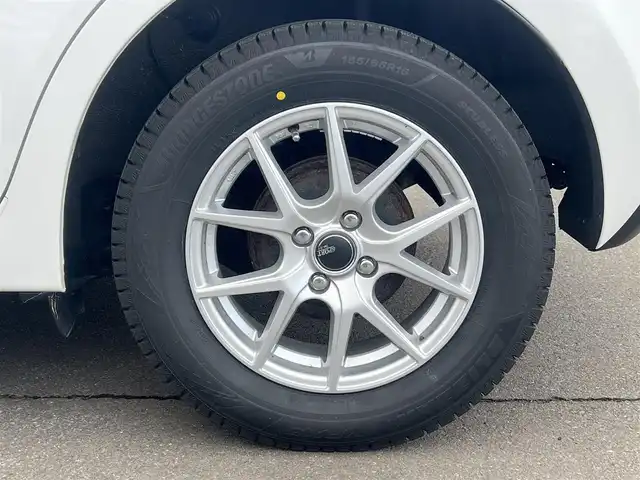 マツダ デミオ 13C 秋田県 2017(平29)年 10.3万km スノーフレイクホワイトパールマイカ ４WD/純正SDナビ（DVD/CD/BT/AM/FM/USB）/フルセグ（走行中視聴不可能）/社外１５インチアルミ（冬タイヤ装着）/スマートキー/アイドリングストップ/プッシュスタート/MTモード付AT/ステアリングスイッチ/ETC/純正フロアマット/パワーステアリング/パワーウィンドウ/ヘッドライトレベライザー/横滑り防止/盗難防止装置/寒冷地仕様/電動格納ウィンカーミラー/保証書/取扱説明書/記録簿