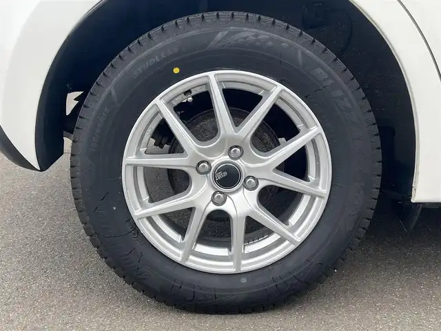 マツダ デミオ 13C 秋田県 2017(平29)年 10.3万km スノーフレイクホワイトパールマイカ ４WD/純正SDナビ（DVD/CD/BT/AM/FM/USB）/フルセグ（走行中視聴不可能）/社外１５インチアルミ（冬タイヤ装着）/スマートキー/アイドリングストップ/プッシュスタート/MTモード付AT/ステアリングスイッチ/ETC/純正フロアマット/パワーステアリング/パワーウィンドウ/ヘッドライトレベライザー/横滑り防止/盗難防止装置/寒冷地仕様/電動格納ウィンカーミラー/保証書/取扱説明書/記録簿