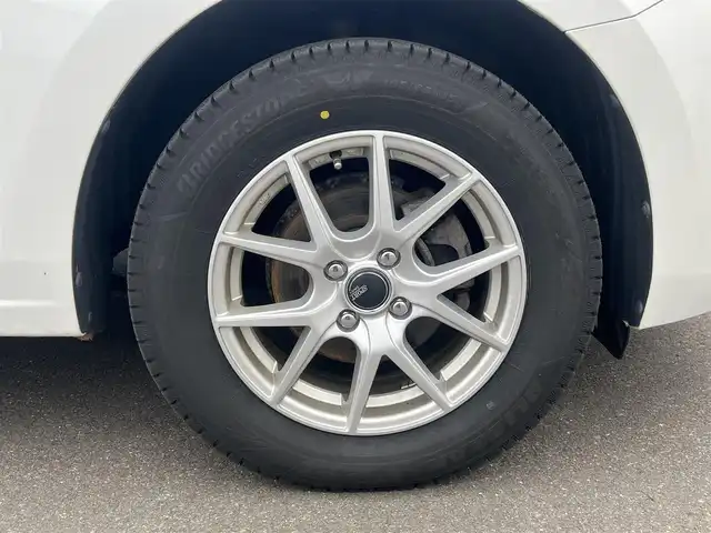 マツダ デミオ 13C 秋田県 2017(平29)年 10.3万km スノーフレイクホワイトパールマイカ ４WD/純正SDナビ（DVD/CD/BT/AM/FM/USB）/フルセグ（走行中視聴不可能）/社外１５インチアルミ（冬タイヤ装着）/スマートキー/アイドリングストップ/プッシュスタート/MTモード付AT/ステアリングスイッチ/ETC/純正フロアマット/パワーステアリング/パワーウィンドウ/ヘッドライトレベライザー/横滑り防止/盗難防止装置/寒冷地仕様/電動格納ウィンカーミラー/保証書/取扱説明書/記録簿