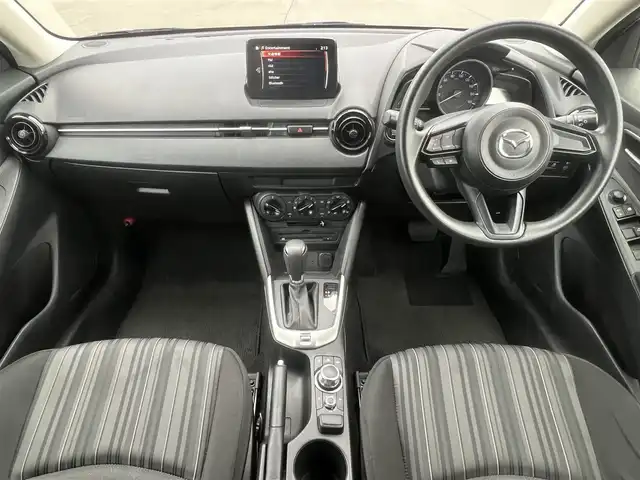 マツダ デミオ 13C 秋田県 2017(平29)年 10.3万km スノーフレイクホワイトパールマイカ ４WD/純正SDナビ（DVD/CD/BT/AM/FM/USB）/フルセグ（走行中視聴不可能）/社外１５インチアルミ（冬タイヤ装着）/スマートキー/アイドリングストップ/プッシュスタート/MTモード付AT/ステアリングスイッチ/ETC/純正フロアマット/パワーステアリング/パワーウィンドウ/ヘッドライトレベライザー/横滑り防止/盗難防止装置/寒冷地仕様/電動格納ウィンカーミラー/保証書/取扱説明書/記録簿