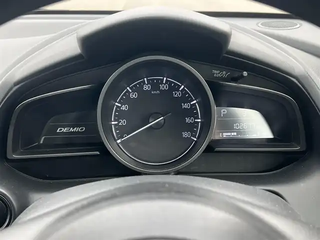 マツダ デミオ 13C 秋田県 2017(平29)年 10.3万km スノーフレイクホワイトパールマイカ ４WD/純正SDナビ（DVD/CD/BT/AM/FM/USB）/フルセグ（走行中視聴不可能）/社外１５インチアルミ（冬タイヤ装着）/スマートキー/アイドリングストップ/プッシュスタート/MTモード付AT/ステアリングスイッチ/ETC/純正フロアマット/パワーステアリング/パワーウィンドウ/ヘッドライトレベライザー/横滑り防止/盗難防止装置/寒冷地仕様/電動格納ウィンカーミラー/保証書/取扱説明書/記録簿