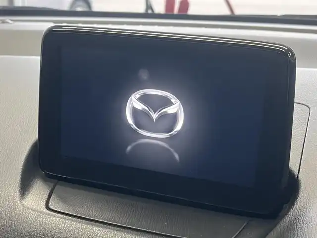 マツダ デミオ 13C 秋田県 2017(平29)年 10.3万km スノーフレイクホワイトパールマイカ ４WD/純正SDナビ（DVD/CD/BT/AM/FM/USB）/フルセグ（走行中視聴不可能）/社外１５インチアルミ（冬タイヤ装着）/スマートキー/アイドリングストップ/プッシュスタート/MTモード付AT/ステアリングスイッチ/ETC/純正フロアマット/パワーステアリング/パワーウィンドウ/ヘッドライトレベライザー/横滑り防止/盗難防止装置/寒冷地仕様/電動格納ウィンカーミラー/保証書/取扱説明書/記録簿