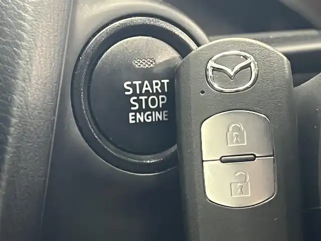 マツダ デミオ 13C 秋田県 2017(平29)年 10.3万km スノーフレイクホワイトパールマイカ ４WD/純正SDナビ（DVD/CD/BT/AM/FM/USB）/フルセグ（走行中視聴不可能）/社外１５インチアルミ（冬タイヤ装着）/スマートキー/アイドリングストップ/プッシュスタート/MTモード付AT/ステアリングスイッチ/ETC/純正フロアマット/パワーステアリング/パワーウィンドウ/ヘッドライトレベライザー/横滑り防止/盗難防止装置/寒冷地仕様/電動格納ウィンカーミラー/保証書/取扱説明書/記録簿