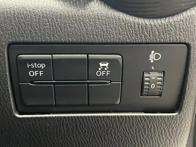 マツダ デミオ 13C 秋田県 2017(平29)年 10.3万km スノーフレイクホワイトパールマイカ ４WD/純正SDナビ（DVD/CD/BT/AM/FM/USB）/フルセグ（走行中視聴不可能）/社外１５インチアルミ（冬タイヤ装着）/スマートキー/アイドリングストップ/プッシュスタート/MTモード付AT/ステアリングスイッチ/ETC/純正フロアマット/パワーステアリング/パワーウィンドウ/ヘッドライトレベライザー/横滑り防止/盗難防止装置/寒冷地仕様/電動格納ウィンカーミラー/保証書/取扱説明書/記録簿