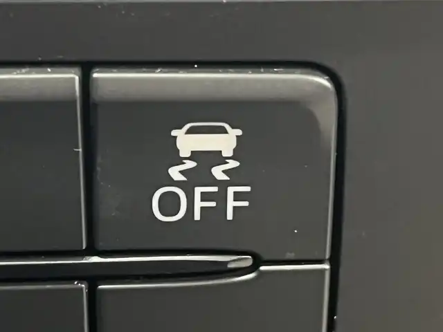 マツダ デミオ 13C 秋田県 2017(平29)年 10.3万km スノーフレイクホワイトパールマイカ ４WD/純正SDナビ（DVD/CD/BT/AM/FM/USB）/フルセグ（走行中視聴不可能）/社外１５インチアルミ（冬タイヤ装着）/スマートキー/アイドリングストップ/プッシュスタート/MTモード付AT/ステアリングスイッチ/ETC/純正フロアマット/パワーステアリング/パワーウィンドウ/ヘッドライトレベライザー/横滑り防止/盗難防止装置/寒冷地仕様/電動格納ウィンカーミラー/保証書/取扱説明書/記録簿