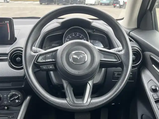 マツダ デミオ 13C 秋田県 2017(平29)年 10.3万km スノーフレイクホワイトパールマイカ ４WD/純正SDナビ（DVD/CD/BT/AM/FM/USB）/フルセグ（走行中視聴不可能）/社外１５インチアルミ（冬タイヤ装着）/スマートキー/アイドリングストップ/プッシュスタート/MTモード付AT/ステアリングスイッチ/ETC/純正フロアマット/パワーステアリング/パワーウィンドウ/ヘッドライトレベライザー/横滑り防止/盗難防止装置/寒冷地仕様/電動格納ウィンカーミラー/保証書/取扱説明書/記録簿