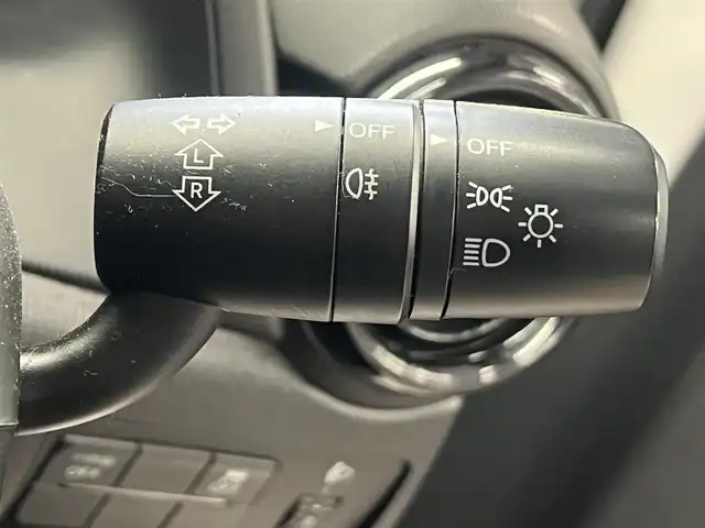 マツダ デミオ 13C 秋田県 2017(平29)年 10.3万km スノーフレイクホワイトパールマイカ ４WD/純正SDナビ（DVD/CD/BT/AM/FM/USB）/フルセグ（走行中視聴不可能）/社外１５インチアルミ（冬タイヤ装着）/スマートキー/アイドリングストップ/プッシュスタート/MTモード付AT/ステアリングスイッチ/ETC/純正フロアマット/パワーステアリング/パワーウィンドウ/ヘッドライトレベライザー/横滑り防止/盗難防止装置/寒冷地仕様/電動格納ウィンカーミラー/保証書/取扱説明書/記録簿