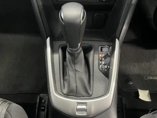 マツダ デミオ 13C 秋田県 2017(平29)年 10.3万km スノーフレイクホワイトパールマイカ ４WD/純正SDナビ（DVD/CD/BT/AM/FM/USB）/フルセグ（走行中視聴不可能）/社外１５インチアルミ（冬タイヤ装着）/スマートキー/アイドリングストップ/プッシュスタート/MTモード付AT/ステアリングスイッチ/ETC/純正フロアマット/パワーステアリング/パワーウィンドウ/ヘッドライトレベライザー/横滑り防止/盗難防止装置/寒冷地仕様/電動格納ウィンカーミラー/保証書/取扱説明書/記録簿