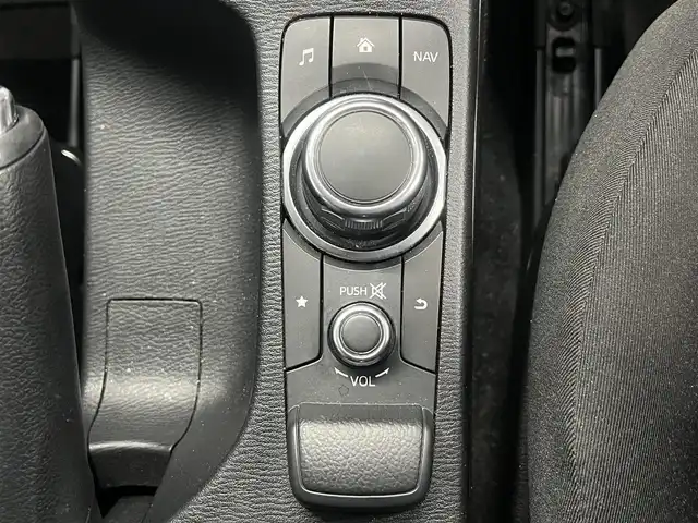 マツダ デミオ 13C 秋田県 2017(平29)年 10.3万km スノーフレイクホワイトパールマイカ ４WD/純正SDナビ（DVD/CD/BT/AM/FM/USB）/フルセグ（走行中視聴不可能）/社外１５インチアルミ（冬タイヤ装着）/スマートキー/アイドリングストップ/プッシュスタート/MTモード付AT/ステアリングスイッチ/ETC/純正フロアマット/パワーステアリング/パワーウィンドウ/ヘッドライトレベライザー/横滑り防止/盗難防止装置/寒冷地仕様/電動格納ウィンカーミラー/保証書/取扱説明書/記録簿