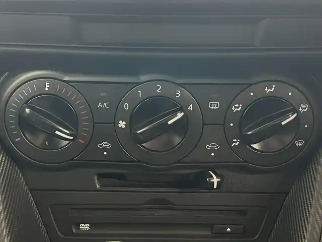 マツダ デミオ 13C 秋田県 2017(平29)年 10.3万km スノーフレイクホワイトパールマイカ ４WD/純正SDナビ（DVD/CD/BT/AM/FM/USB）/フルセグ（走行中視聴不可能）/社外１５インチアルミ（冬タイヤ装着）/スマートキー/アイドリングストップ/プッシュスタート/MTモード付AT/ステアリングスイッチ/ETC/純正フロアマット/パワーステアリング/パワーウィンドウ/ヘッドライトレベライザー/横滑り防止/盗難防止装置/寒冷地仕様/電動格納ウィンカーミラー/保証書/取扱説明書/記録簿