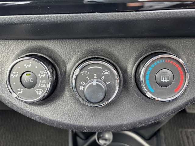 トヨタ ヴィッツ F セーフティーエディションⅢ 愛知県 2019(令1)年 1.9万km センシュアルレッドマイカ ワンオーナー/純正SDナビ/AMFM/CD/SD/BT/AUX/ワンセグ/LEDヘッドライト/オートハイビーム/プリクラッシュセーフティシステム/LDA/純正フロアマット/保証書/取扱説明書/スペアキー