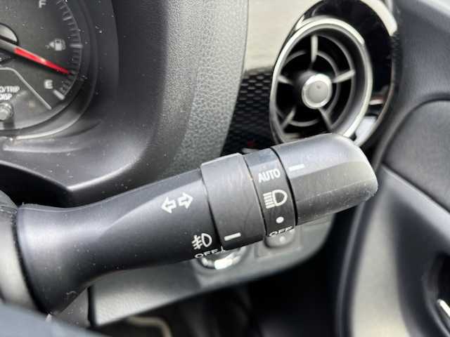 トヨタ ヴィッツ F セーフティーエディションⅢ 愛知県 2019(令1)年 1.9万km センシュアルレッドマイカ ワンオーナー/純正SDナビ/AMFM/CD/SD/BT/AUX/ワンセグ/LEDヘッドライト/オートハイビーム/プリクラッシュセーフティシステム/LDA/純正フロアマット/保証書/取扱説明書/スペアキー