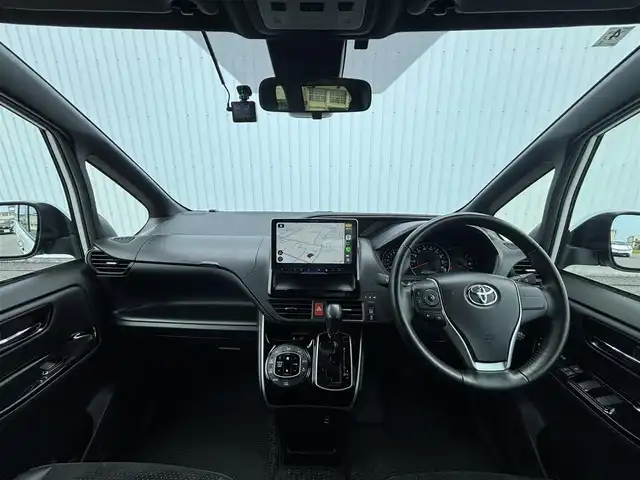 トヨタ ヴォクシー ZS 煌Ⅲ 滋賀県 2022(令4)年 8.5万km ホワイトパールクリスタルシャイン アルパイン9型ディスプレイ/・Bluetooth/HDMI/・USB/バックカメラ/革巻きステアリング/ステアリングリモコン/ETC/クルコン/前方ドライブレコーダー/ハーフレザーシート/両側パワースライドドア/LEDオートライト/オートハイビーム/フォグライト/トヨタセーフティセンス/・レーンディパーチャーアラート/・プリクラッシュセーフティ/・パーキングサポートブレーキ/・クリアランスソナー/・先行車発進告知/オートリトラミラー/スマートキー