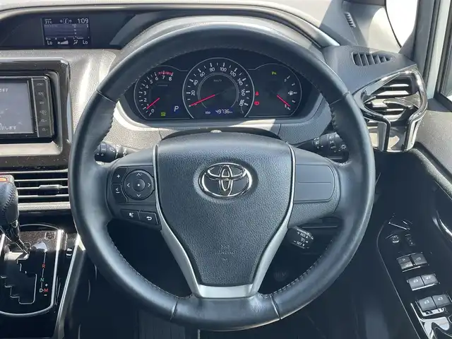 トヨタ ヴォクシー ZS 煌Ⅲ 滋賀県 2022(令4)年 8.5万km ホワイトパールクリスタルシャイン アルパイン9型ディスプレイ/・Bluetooth/HDMI/・USB/バックカメラ/革巻きステアリング/ステアリングリモコン/ETC/クルコン/前方ドライブレコーダー/ハーフレザーシート/両側パワースライドドア/LEDオートライト/オートハイビーム/フォグライト/トヨタセーフティセンス/・レーンディパーチャーアラート/・プリクラッシュセーフティ/・パーキングサポートブレーキ/・クリアランスソナー/・先行車発進告知/オートリトラミラー/スマートキー