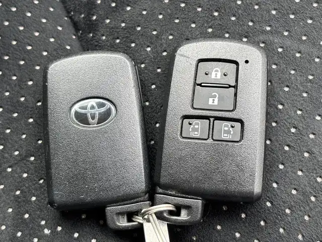 トヨタ ヴォクシー ZS 煌Ⅲ 滋賀県 2022(令4)年 8.5万km ホワイトパールクリスタルシャイン アルパイン9型ディスプレイ/・Bluetooth/HDMI/・USB/バックカメラ/革巻きステアリング/ステアリングリモコン/ETC/クルコン/前方ドライブレコーダー/ハーフレザーシート/両側パワースライドドア/LEDオートライト/オートハイビーム/フォグライト/トヨタセーフティセンス/・レーンディパーチャーアラート/・プリクラッシュセーフティ/・パーキングサポートブレーキ/・クリアランスソナー/・先行車発進告知/オートリトラミラー/スマートキー