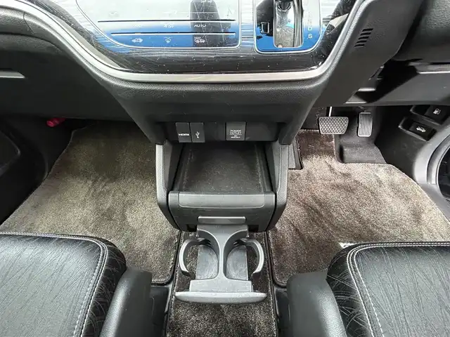 ホンダ オデッセイ アブソルート 三重県 2014(平26)年 9.9万km プレミアムヴィーナスブラックP 登録時98178km/ディーラーナビ（フルセグＴＶ／ＦＭ／ＡＭ／ＣＤ／ＤＶＤ／ＵＳＢ／ＨＤＭＩ）/両側パワースライドドア/ビルドインETC/クルーズコントロール/パドルシフト/バックカメラ/フルフラットシート/後部席モニター/ハーフレザー(黒)/AUTOライト/純正フロアマット/ステアリングスイッチ/革巻ステアリング/電格ミラー/三列シート/ウォークスルー/フォグランプ/ドアバイザー