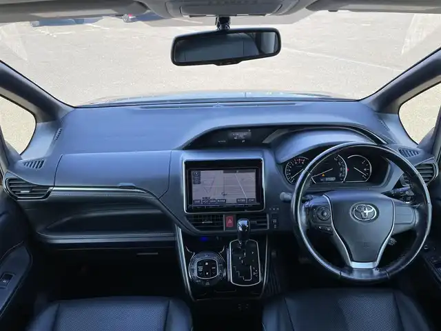 トヨタ エスクァイア Gi 道央・札幌 2015(平27)年 8.8万km スパークリングブラックパールクリスタルシャイン ４WD/寒冷地仕様/純正ディーラーOPナビ/CD/DVD/BT/フルセグ/純正フリップダウンモニター/横滑り防止装置/クルーズコントロール/バックカメラ/ビルトインETC/アイドリングストップ/ECOMODE/自動防眩ミラー/両側パワースライドドア/前席シートヒーター/レザーシート/革巻きウッドコンビステアリング/ステアリングリモコン/MTモード付AT/プッシュスタート/スマートキー/LEDヘッドライト/オートライト/オートハイビーム/フォグランプ/電動格納ミラー/ウィンカーミラー/純正フロアマット/ドアバイザー/スペアキー/純正エンジンスターター/純正AW付冬タイヤ積込/195/65/R15/2019年/山5mm/社外アルミホイール積込（４本）