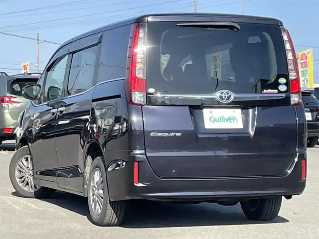 トヨタ エスクァイア Gi 道央・札幌 2015(平27)年 8.8万km スパークリングブラックパールクリスタルシャイン ４WD/寒冷地仕様/純正ディーラーOPナビ/CD/DVD/BT/フルセグ/純正フリップダウンモニター/横滑り防止装置/クルーズコントロール/バックカメラ/ビルトインETC/アイドリングストップ/ECOMODE/自動防眩ミラー/両側パワースライドドア/前席シートヒーター/レザーシート/革巻きウッドコンビステアリング/ステアリングリモコン/MTモード付AT/プッシュスタート/スマートキー/LEDヘッドライト/オートライト/オートハイビーム/フォグランプ/電動格納ミラー/ウィンカーミラー/純正フロアマット/ドアバイザー/スペアキー/純正エンジンスターター/純正AW付冬タイヤ積込/195/65/R15/2019年/山5mm/社外アルミホイール積込（４本）