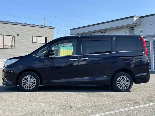 トヨタ エスクァイア Gi 道央・札幌 2015(平27)年 8.8万km スパークリングブラックパールクリスタルシャイン ４WD/寒冷地仕様/純正ディーラーOPナビ/CD/DVD/BT/フルセグ/純正フリップダウンモニター/横滑り防止装置/クルーズコントロール/バックカメラ/ビルトインETC/アイドリングストップ/ECOMODE/自動防眩ミラー/両側パワースライドドア/前席シートヒーター/レザーシート/革巻きウッドコンビステアリング/ステアリングリモコン/MTモード付AT/プッシュスタート/スマートキー/LEDヘッドライト/オートライト/オートハイビーム/フォグランプ/電動格納ミラー/ウィンカーミラー/純正フロアマット/ドアバイザー/スペアキー/純正エンジンスターター/純正AW付冬タイヤ積込/195/65/R15/2019年/山5mm/社外アルミホイール積込（４本）