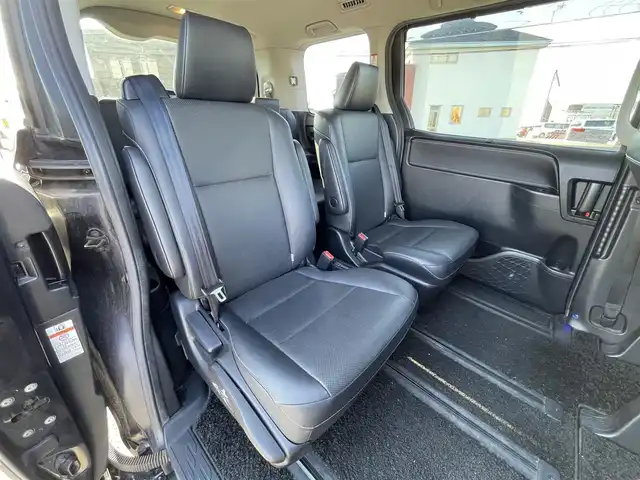 トヨタ エスクァイア Gi 道央・札幌 2015(平27)年 8.8万km スパークリングブラックパールクリスタルシャイン ４WD/寒冷地仕様/純正ディーラーOPナビ/CD/DVD/BT/フルセグ/純正フリップダウンモニター/横滑り防止装置/クルーズコントロール/バックカメラ/ビルトインETC/アイドリングストップ/ECOMODE/自動防眩ミラー/両側パワースライドドア/前席シートヒーター/レザーシート/革巻きウッドコンビステアリング/ステアリングリモコン/MTモード付AT/プッシュスタート/スマートキー/LEDヘッドライト/オートライト/オートハイビーム/フォグランプ/電動格納ミラー/ウィンカーミラー/純正フロアマット/ドアバイザー/スペアキー/純正エンジンスターター/純正AW付冬タイヤ積込/195/65/R15/2019年/山5mm/社外アルミホイール積込（４本）