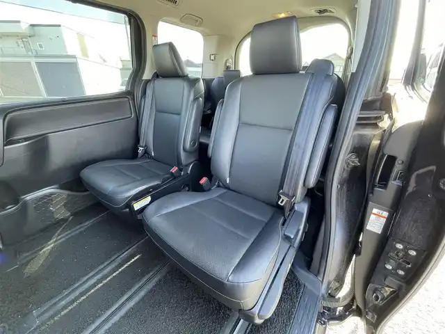 トヨタ エスクァイア Gi 道央・札幌 2015(平27)年 8.8万km スパークリングブラックパールクリスタルシャイン ４WD/寒冷地仕様/純正ディーラーOPナビ/CD/DVD/BT/フルセグ/純正フリップダウンモニター/横滑り防止装置/クルーズコントロール/バックカメラ/ビルトインETC/アイドリングストップ/ECOMODE/自動防眩ミラー/両側パワースライドドア/前席シートヒーター/レザーシート/革巻きウッドコンビステアリング/ステアリングリモコン/MTモード付AT/プッシュスタート/スマートキー/LEDヘッドライト/オートライト/オートハイビーム/フォグランプ/電動格納ミラー/ウィンカーミラー/純正フロアマット/ドアバイザー/スペアキー/純正エンジンスターター/純正AW付冬タイヤ積込/195/65/R15/2019年/山5mm/社外アルミホイール積込（４本）