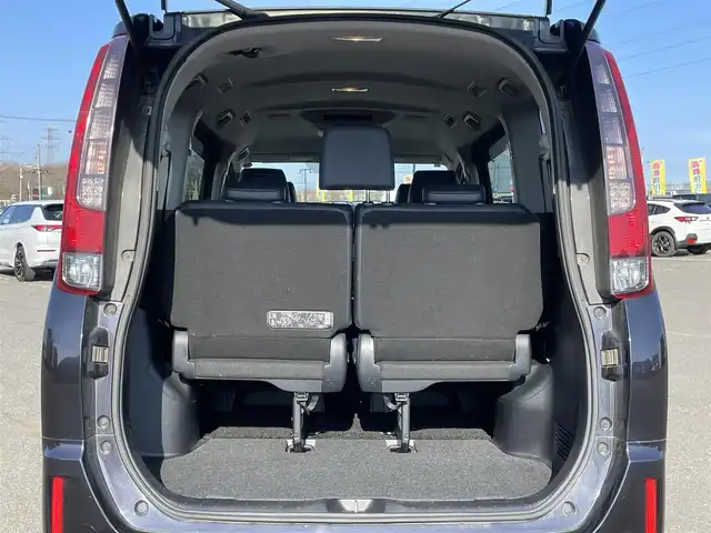 トヨタ エスクァイア Gi 道央・札幌 2015(平27)年 8.8万km スパークリングブラックパールクリスタルシャイン ４WD/寒冷地仕様/純正ディーラーOPナビ/CD/DVD/BT/フルセグ/純正フリップダウンモニター/横滑り防止装置/クルーズコントロール/バックカメラ/ビルトインETC/アイドリングストップ/ECOMODE/自動防眩ミラー/両側パワースライドドア/前席シートヒーター/レザーシート/革巻きウッドコンビステアリング/ステアリングリモコン/MTモード付AT/プッシュスタート/スマートキー/LEDヘッドライト/オートライト/オートハイビーム/フォグランプ/電動格納ミラー/ウィンカーミラー/純正フロアマット/ドアバイザー/スペアキー/純正エンジンスターター/純正AW付冬タイヤ積込/195/65/R15/2019年/山5mm/社外アルミホイール積込（４本）